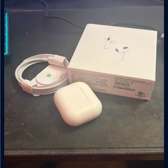 Apple AirPods with Wireless Charging Case - White